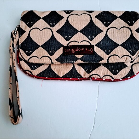 Manta Ray Bucket Crossbody Bag and Matching Wallet by Bungalow 360 - Picture 3 of 7